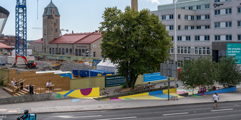 Platsaktivering med trygghetsskapande insatser vid Norra entrétorget i norra Slakthusområdet.